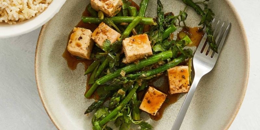 盘子里有肉和蔬菜 描述已自动生成